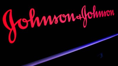 Логотип компании Johnson&Johnson отображается на экране на полу Нью-Йоркской фондовой биржи (NYSE) в Нью-Йорке, 29 мая 2019 года. (BrendanMcDermid/Reuters)

