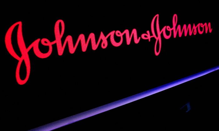 Логотип компании Johnson&Johnson отображается на экране на полу Нью-Йоркской фондовой биржи (NYSE) в Нью-Йорке, 29 мая 2019 года. (BrendanMcDermid/Reuters)
