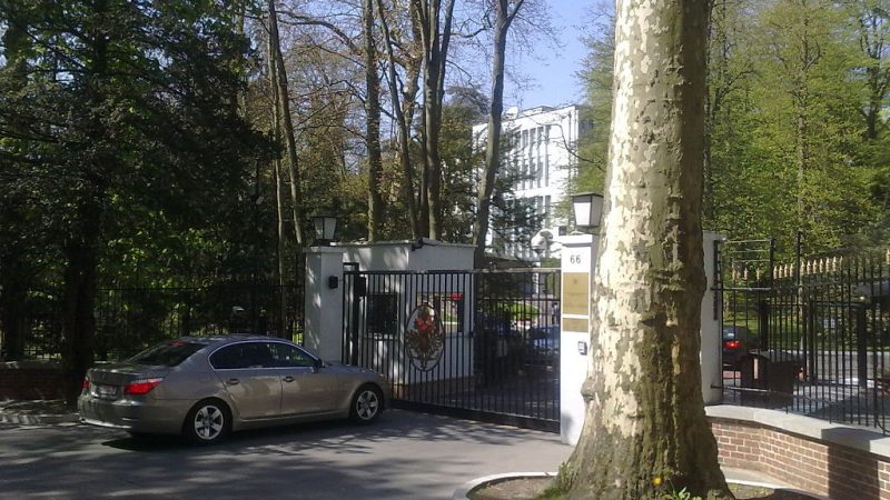 Бельгия высылает 21 российского дипломата Посольство России в Брюсселе, Бельгия. Фотография парадных ворот. Фото: Kurzon/ commons. wikipedia.org/общественное достояние