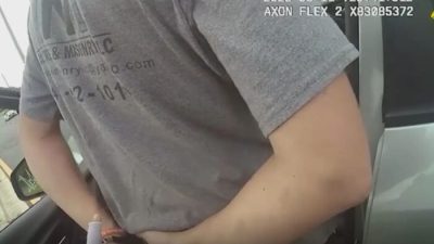 На скриншоте видео, выпущенном офисом шерифа округа Волусия во Флориде, показан подросток, арестованный в связи с «вызовом Orbeez». (Volusia County Sheriff’s Office/Screenshot via The Epoch Times).