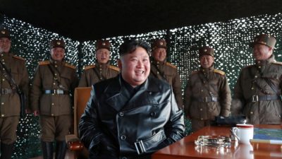 Лидер Северной Кореи Ким Чен Ын наблюдает за запуском ракет 22 марта 2020 года. Фото: KCNA/viaReuters
