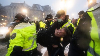 Полиция производит арест на 21-й день протеста дальнобойщиков против мандатов и ограничений COVID-19, после того как федеральное правительство применило Закон о чрезвычайных ситуациях, в центре Оттавы 17 февраля 2022 года. (TheCanadianPress/JustinTang)