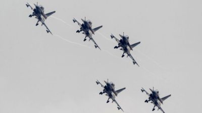 Истребители J-10 пилотажной группы ВВС Народно-освободительной армии Китая выступают на 10-й Китайской международной авиационно-космической выставке в Чжухай, провинция Гуандун, 11 ноября 2014 г. Фото: AlexLee/Reuters
