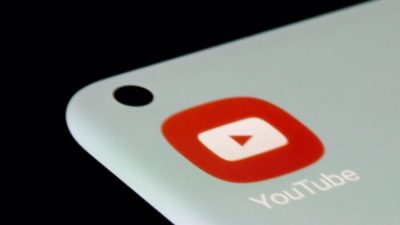 Приложение YouTube на смартфоне. Фото: DadoRuvic/Illustration/Reuters
