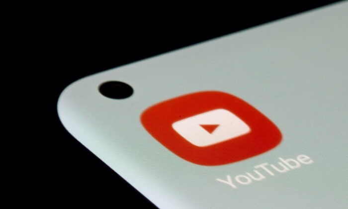 Приложение YouTube на смартфоне. Фото: DadoRuvic/Illustration/Reuters
