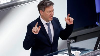 Министр экономики и климата Германии Роберт Хабек на внеочередном заседании, когда Россия начала массированную военную операцию в Украине, в нижней палате парламента Бундестага в Берлине, Германия, 27 февраля 2022 года. Фото: REUTERS/MicheleTantussi
