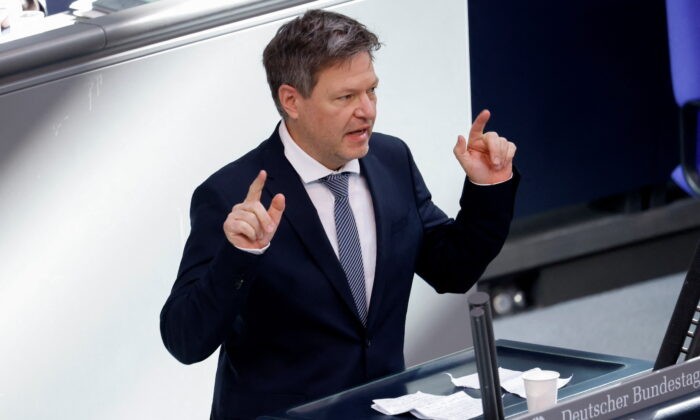 Министр экономики и климата Германии Роберт Хабек на внеочередном заседании, когда Россия начала массированную военную операцию в Украине, в нижней палате парламента Бундестага в Берлине, Германия, 27 февраля 2022 года. Фото: REUTERS/MicheleTantussi

