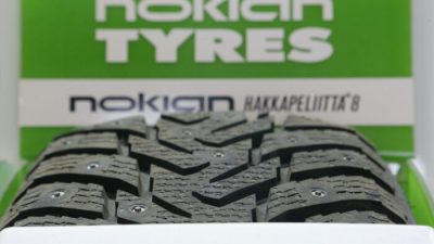 Шина Nokian выставлена в центре сборки шин и магазине в Москве, 8 августа 2014 года. (Maxim Shemetov/Reuters)