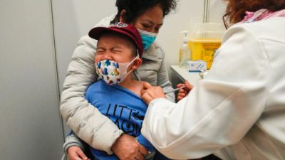Мальчик получает дозу китайской вакцины Sinovac COVID-19 в общественном центре вакцинации в Гонконге 25 февраля 2022 года. (Kin Cheung/AP Photo)

