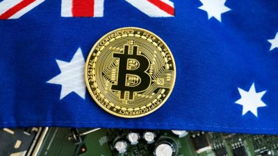 Символ криптовалюты Bitcoin над австралийским флагом. (Tierney / Adobe Stock)