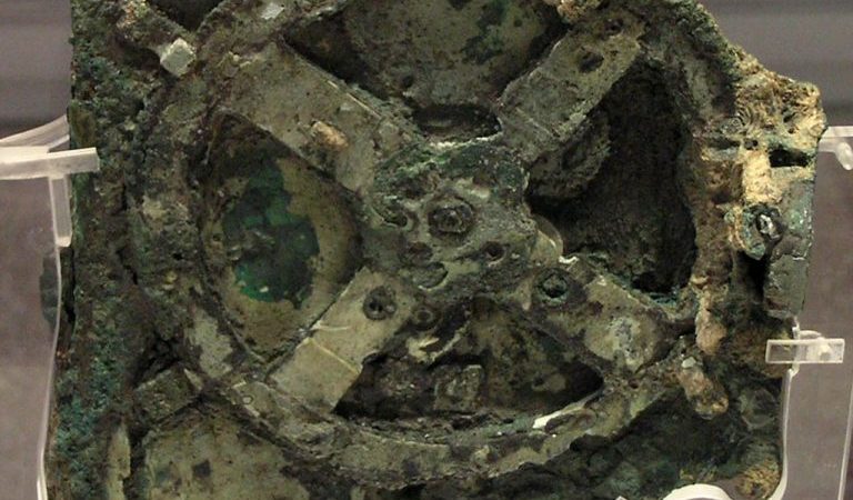 Антикитерский механизм возрастом 2100 лет был древним компьютером Антикитерский механизм, обнаруженный на дне Эгейского моря у побережья Греции в 1901 году, представляет собой замысловатый высокотехнологичный реликт древней эпохи. (Image: via Wikipedia)