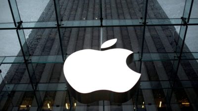 Логотип компании Apple Inc. виден в холле главного магазина Apple в Нью-Йорке 18 января 2011 года. (Mike Segar/Reuters)
