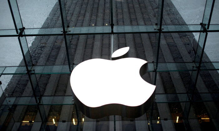 Логотип компании Apple Inc. виден в холле главного магазина Apple в Нью-Йорке 18 января 2011 года. (Mike Segar/Reuters)

