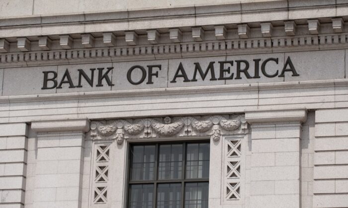 Логотип Bank of America возле отделения банка в Вашингтоне, 19 августа 2011 года. Фото: Saul Loeb/AFP via Getty Images