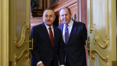 Министр иностранных дел России Сергей Лавров (справа) и его турецкий коллега Мевлют Чавушоглу прибыли на совместную пресс-конференцию после переговоров в Москве 16 марта 2022 года. (MaximShemetov/Pool/AFP viaGettyImages)
