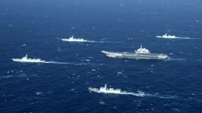 Формация китайских ВМС, включая авианосец «Ляонин», во время военных учений в Южно-Китайском море, на фотографии с воздуха, сделанной 2 января 2017 года. (STR/AFP viaGettyImages)

