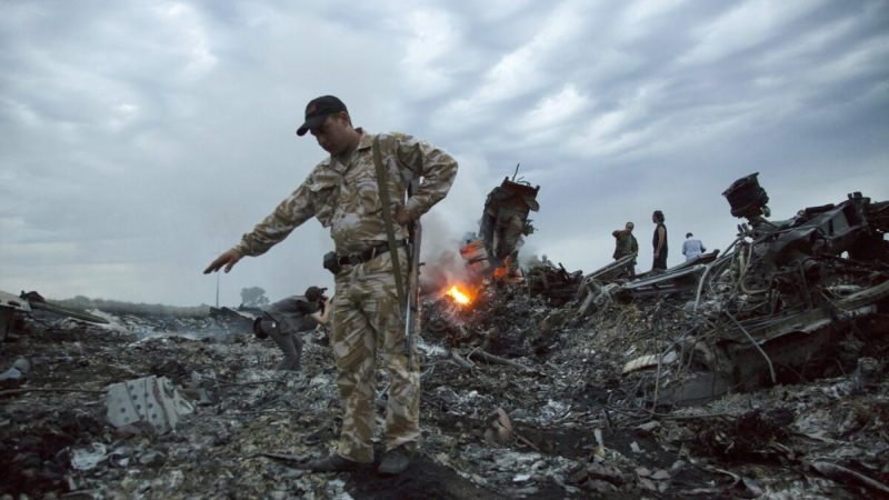 Люди среди обломков на месте крушения пассажирского самолёта MH17 возле села Грабово, Украина, 17 июля 2014 года. (Dmitry Lovetsky/File via AP) 