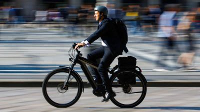 Мужчина едет на электрическом велосипеде, также известном как e-bike, в центре Милана, Италия, 18 мая 2018 года. (Stefano Rellandini/Reuters) 