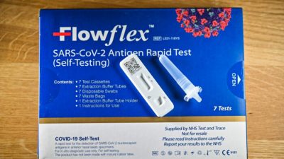 Набор для самотестирования Flowflex COVID-19 Lateral Flow (LFT), содержащий экспресс-тест на антиген SARS-CoV-2, расположенный для фотографии, в Лондоне 20 февраля 2022 года. (Justin Tallis/AFP via Getty Images)

