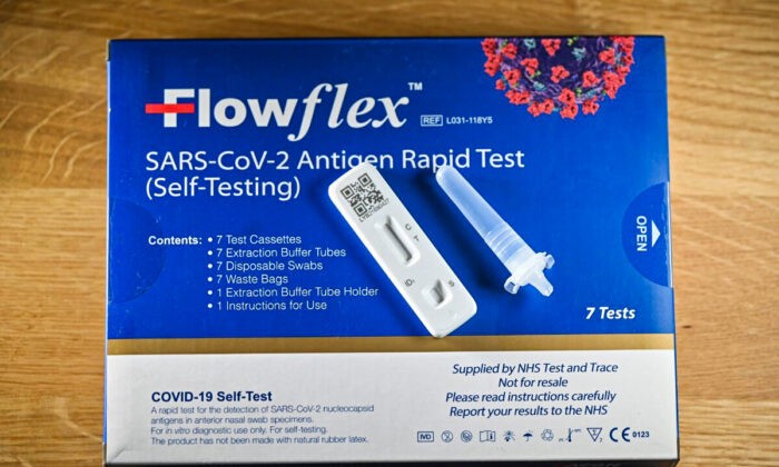 Набор для самотестирования Flowflex COVID-19 Lateral Flow (LFT), содержащий экспресс-тест на антиген SARS-CoV-2, расположенный для фотографии, в Лондоне 20 февраля 2022 года. (Justin Tallis/AFP via Getty Images)
