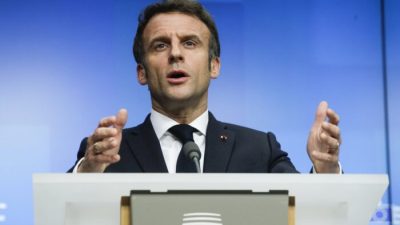 Президент Франции Эммануэль Макрон выступает на пресс-конференции после внеочередного саммита ЕС по Украине в Брюсселе, 25 февраля 2022 года. (OlivierHoslet, PoolPhotovia AP)
