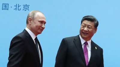 Китайский лидер Си Цзиньпин (справа) и президент России Владимир Путин в последний день форума «Один пояс, один путь» в Пекине, 27 апреля 2019 г. (Valery Sharifulin/Sputnik/AFP via Getty Images) 