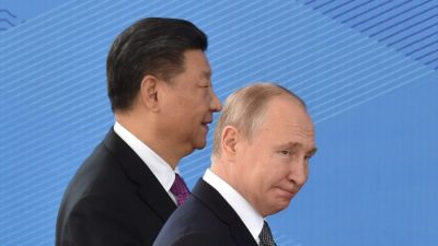 Президент России Владимир Путин и китайский лидер Си Цзиньпин на встрече Совета глав государств Шанхайской организации сотрудничества в Бишкеке, Кыргызстан, 14 июня 2019 г. (Vyacheslav Oseledko/AFP via Getty Images)
