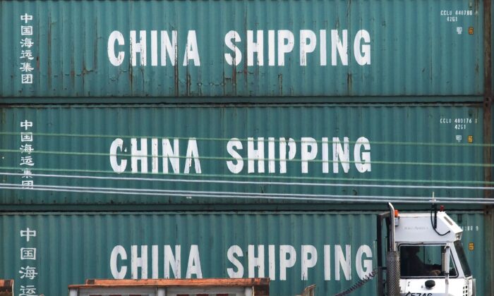 Грузовик проезжает мимо контейнеров ChinaShipping в порту Лос-Анджелеса в Лонг-Бич, Калифорния, 1 сентября 2019 года. (MarkRalston/AFP viaGettyImages)
