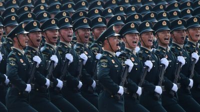 Китайские войска во время военного парада на площади Тяньаньмэнь в Пекине 1 октября 2019 года. (Greg Baker/AFP via Getty Images) 