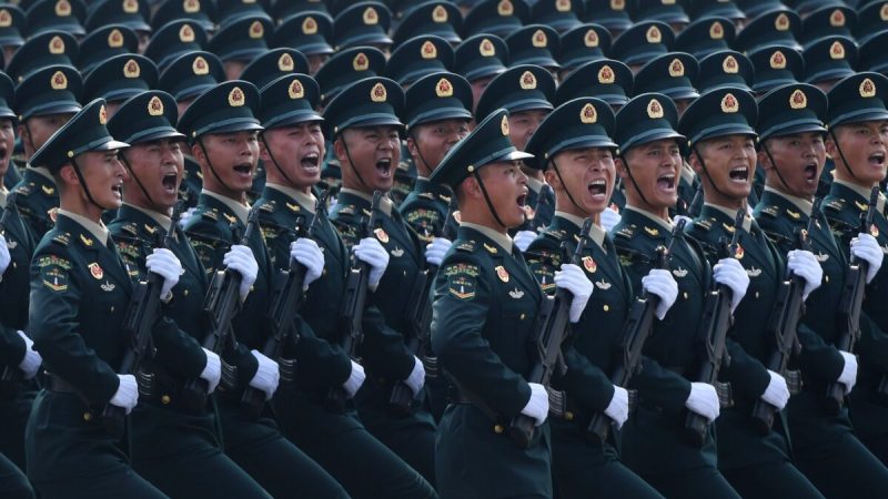 Китайские войска во время военного парада на площади Тяньаньмэнь в Пекине 1 октября 2019 года. (Greg Baker/AFP via Getty Images) 