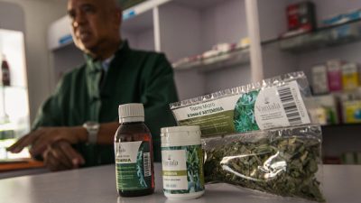 Образцы различных лекарств, изготовленных из полыни однолетней и разработанных малагасийской компанией Vaniala, выставлены в одном из их магазинов в Антананариву 12 мая 2020 года. RIJASOLO/AFP via Getty Images
