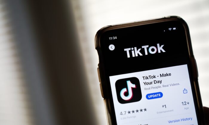 Эксперты: Временный уход TikTok с российского рынка обусловлен рыночной стратегией Приложение TikTok отображается в AppStore на AppleiPhone в Вашингтоне 7 августа 2020 года. (DrewAngerer/GettyImages)
