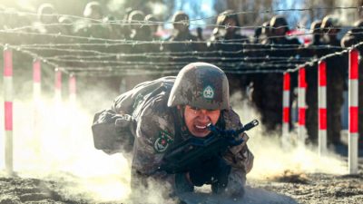 Солдаты Народно-освободительной армии Китая на военных учениях в горах Памира в Кашгаре, регион Синьцзян на северо-западе Китая.Фото: STR/AFPviaGettyImages
