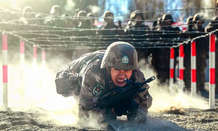 Солдаты Народно-освободительной армии Китая на военных учениях в горах Памира в Кашгаре, регион Синьцзян на северо-западе Китая.Фото: STR/AFPviaGettyImages
