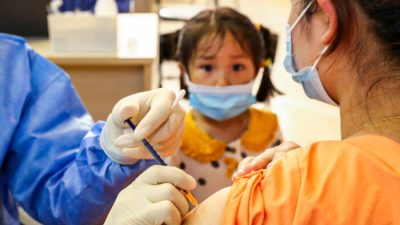 Ребёнок получает вакцину против COVID-19 от China National Biotec Group (CNBG) в Наньтуне, восточная китайская провинция Цзянсу, 5 июля 2021 года. Фото: STR/AFP via Getty Images
