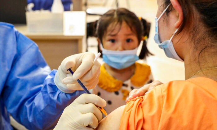 Ребёнок получает вакцину против COVID-19 от China National Biotec Group (CNBG) в Наньтуне, восточная китайская провинция Цзянсу, 5 июля 2021 года. Фото: STR/AFP via Getty Images
