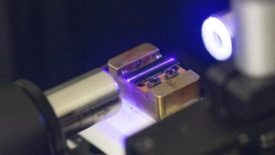 Лазер тестирует оптический волновод чипа для квантовых вычислений в лаборатории в Штутгарте, южная Германия, 14 сентября 2021 года. (Thomas Kienzle/AFP via Getty Images)