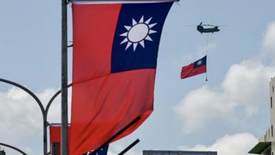 Вертолёт «CH-47 Chinook» несёт флаг Тайваня во время празднования национального дня в Тайбэе. Тайвань, 10 октября 2021 года. Изображение: SamYeh/AFPviaGettyImages
