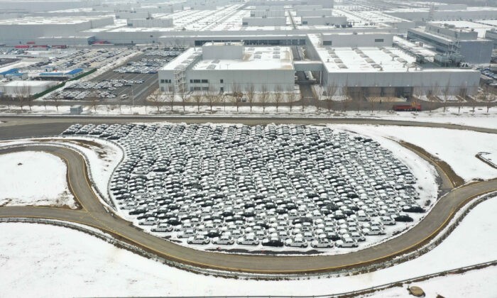 Недавно выпущенные автомобили на заводе BMW в Шэньяне в северо-восточной китайской провинции Ляонин, 17 ноября 2021 года. Фото: STR/AFP via Getty Images
