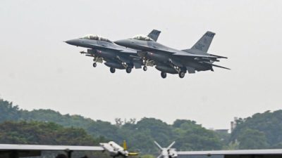 Два вооружённых истребителя F-16V американского производства пролетают над авиабазой в Цзяи, южный Тайвань, 5 января 2022 года. Фото: SamYeh/AFP viaGettyImages
