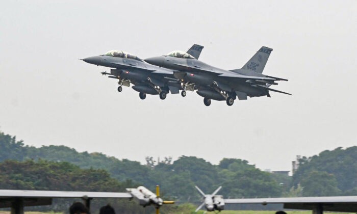 Два вооружённых истребителя F-16V американского производства пролетают над авиабазой в Цзяи, южный Тайвань, 5 января 2022 года. Фото: SamYeh/AFP viaGettyImages

