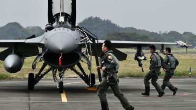 Пилоты ВВС Тайваня бегут к истребителю F-16V американского производства на базе ВВС в Чиайи, южный Тайвань, 5 января 2022 года. (SamYeh/AFP viaGettyImages) 