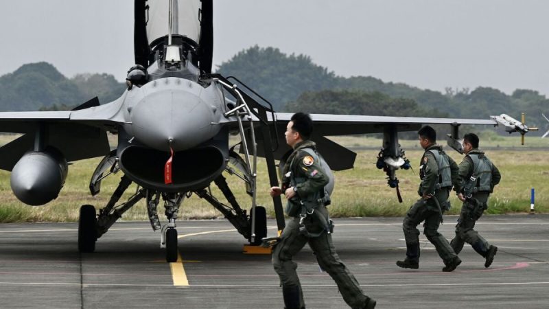 Пилоты ВВС Тайваня бегут к истребителю F-16V американского производства на базе ВВС в Чиайи, южный Тайвань, 5 января 2022 года. (SamYeh/AFP viaGettyImages) 
