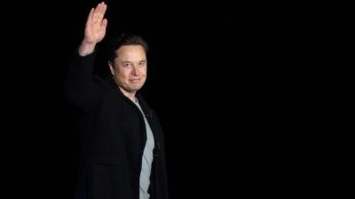 Илон Маск приветствует участников пресс-конференции на космической базе SpaceX недалеко от деревни Бока-Чика в Южном Техасе, 10 февраля 2022 года. Фото: JimWatson/AFPviaGettyImages
