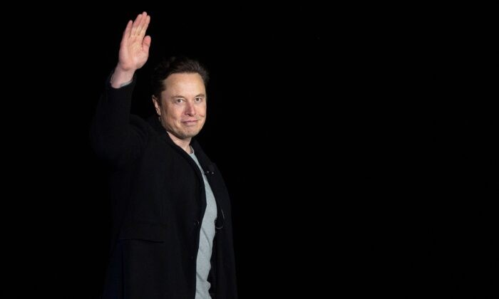 Илон Маск приветствует участников пресс-конференции на космической базе SpaceX недалеко от деревни Бока-Чика в Южном Техасе, 10 февраля 2022 года. Фото: JimWatson/AFPviaGettyImages
