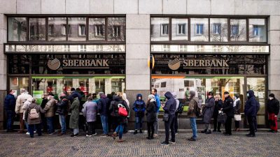 Люди стоят в очереди у отделения российского государственного банка Сбербанк, чтобы снять свои сбережения и закрыть счета в Праге 25 февраля 2022 года, перед тем как Сбербанк закрыл все свои отделения в Чешской Республике. (Michal Cizek/AFP via Getty Images) 