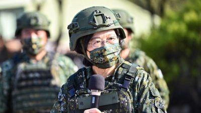 Президент Тайваня ЦайИнвэнь выступает во время инспектирования подготовки резервистов на военной базе в Таоюане 12 марта 2022 года. Фото: SamYeh/ AFP via GettyImages
