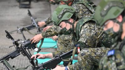 Тайваньские резервисты принимают участие в военных учениях на военной базе в Таоюане 12 марта 2022 года. Фото: SAM YEH/AFP via Getty Images
