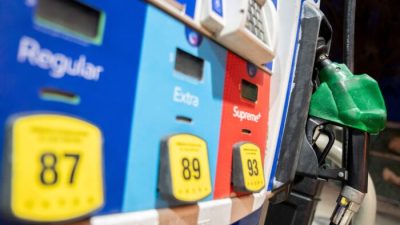 Бензиновый насос на заправочной станции Exxon в Вашингтоне, округ Колумбия, 13 марта 2022 года. (STEFANI REYNOLDS/AFP via Getty Images)