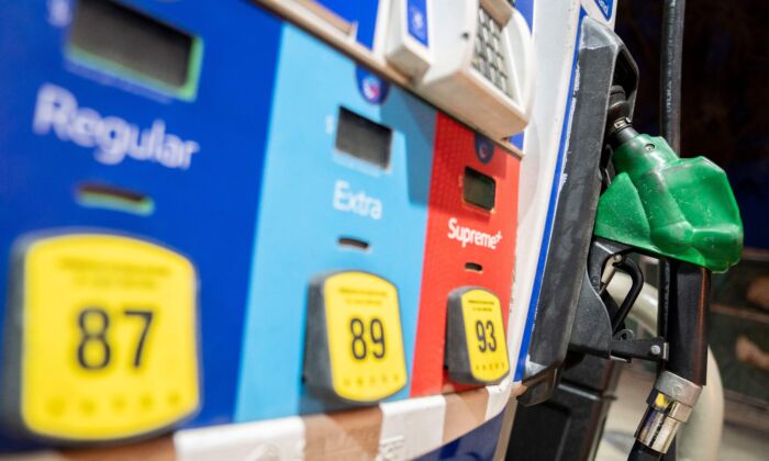 Бензиновый насос на заправочной станции Exxon в Вашингтоне, округ Колумбия, 13 марта 2022 года. (STEFANI REYNOLDS/AFP via Getty Images)